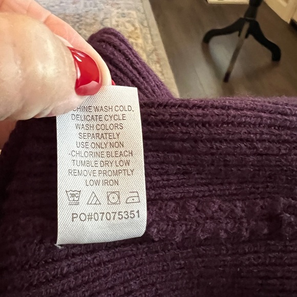 Sweater 💜 - Picture 4 of 6